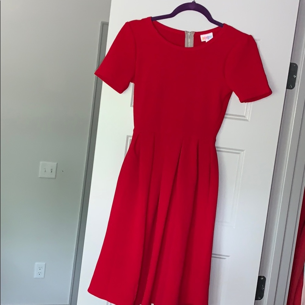 LuluRoe Amelia Red pleated dress WITH POCKETS